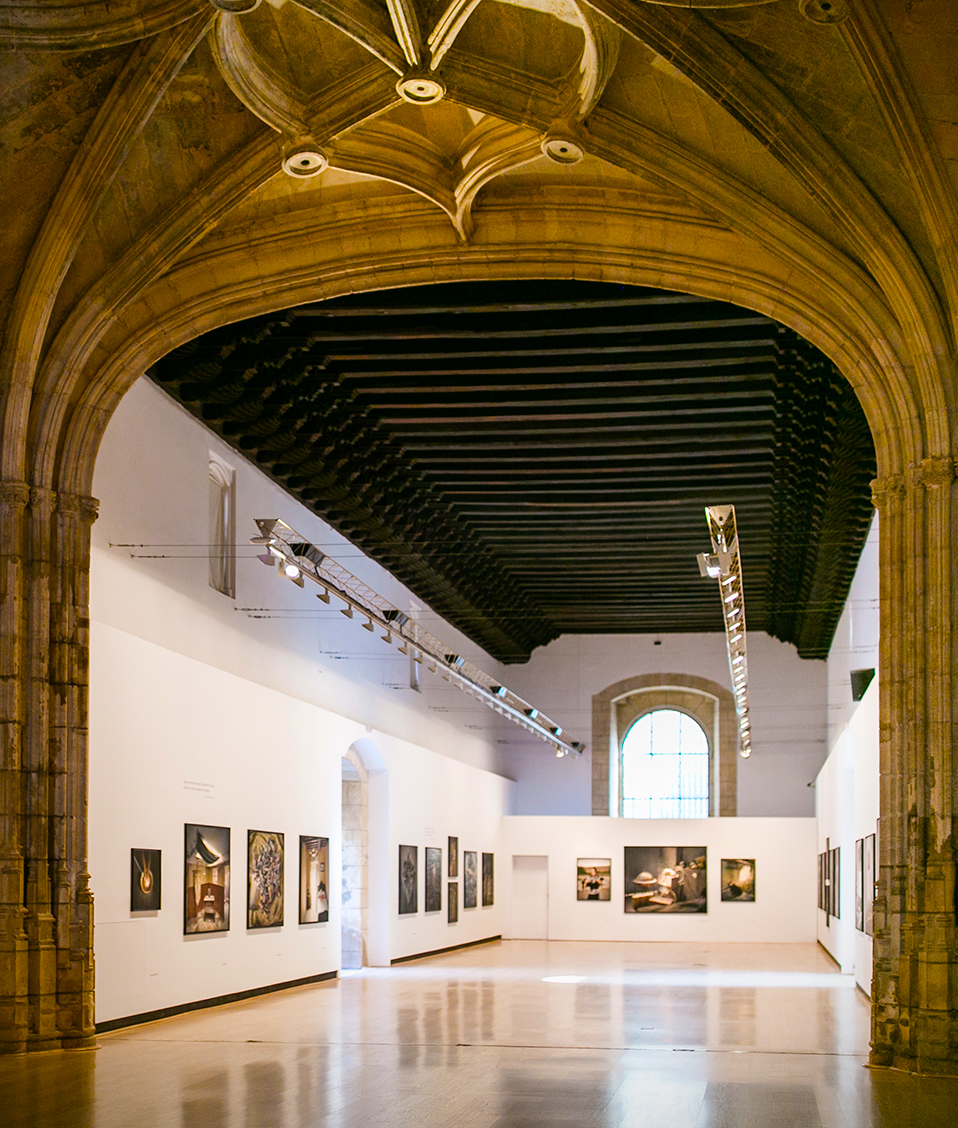 Exposición cuadros en crucero del Hospital Real