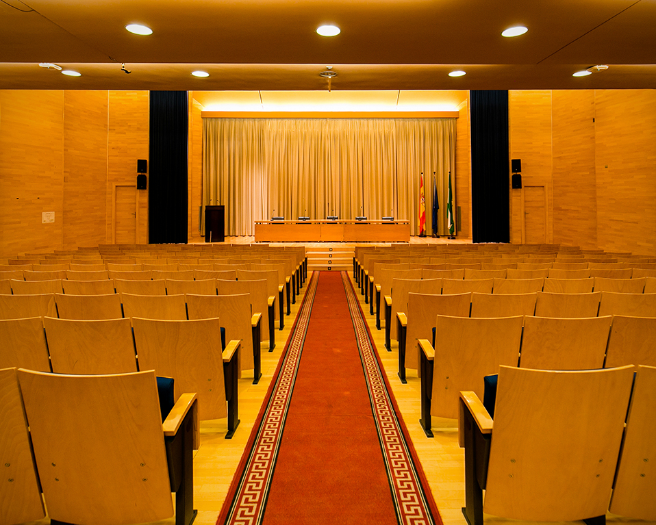 Salón de actos vacío de la Escuela Técnica Superior en Ingeniería de la Edificación