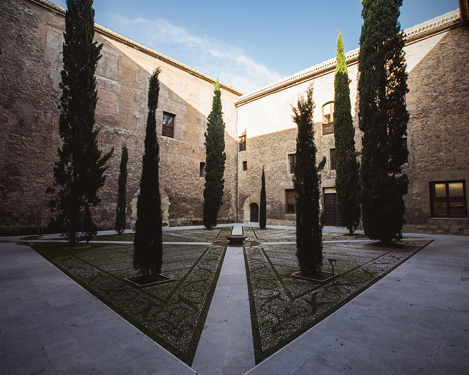 Patio del Hospital Real con Cipreses