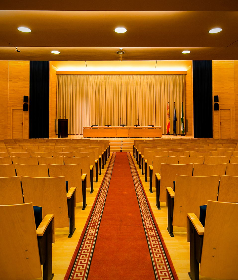 Salón de actos vacío de la Escuela Técnica Superior en Ingeniería de la Edificación